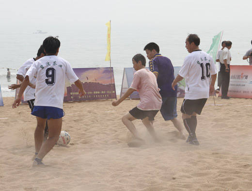 国象队日照封训打响体能储备战 沙滩足球赛险