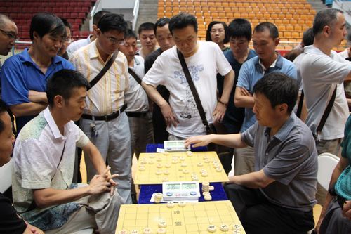 赵国荣陶汉明等对弈南充棋迷 业余棋手1胜11和14负