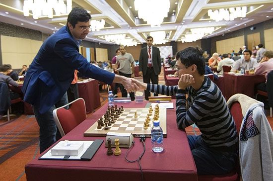 克拉姆尼克与余泱漪握手