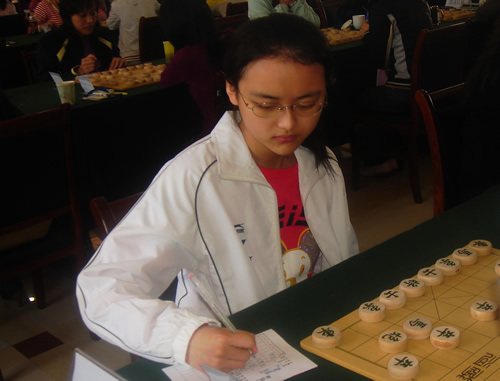 图文-象棋团体赛第8轮开战 小唐丹认真记录棋谱