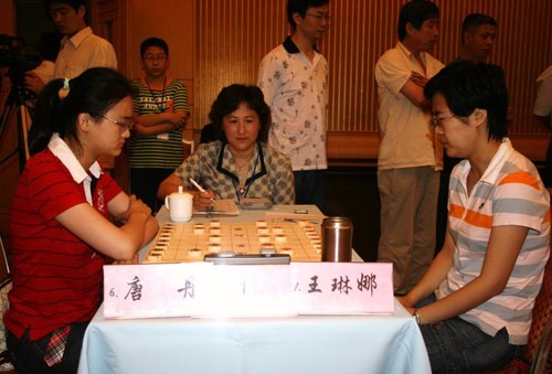 图文-嘉周杯象棋赛首轮开战 王琳娜唐丹强强对决