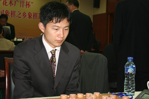 图文第四届象棋大棋圣战首轮现场徐超气度不凡