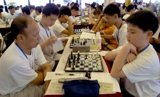图文海南举行全国国际象棋赛棋间对弈不分老少