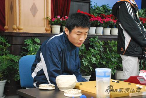 图文-围棋男子个人比赛最终轮 上海队棋手陈翰