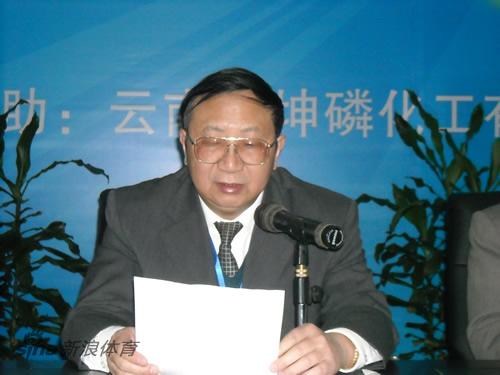 图文-2009象棋个人赛颁奖 裁判长蔡伟林宣布成绩