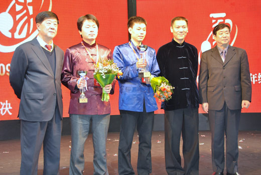 图文-象棋年终总决赛闭幕式冠亚军与领导合影