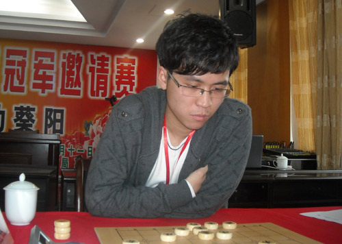 图文-大庚园杯象棋赛决赛现场 赵鑫鑫全力以赴