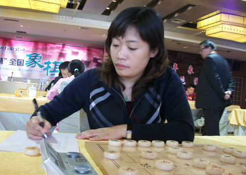 图文-伊泰杯象棋精英赛第2轮 郭莉萍专心记录