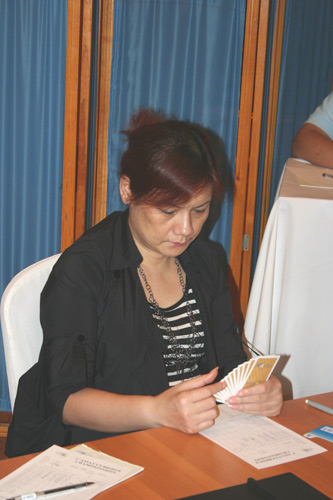 文-桥牌亚洲杯赛场第6日聚焦 章瑜在观察手牌