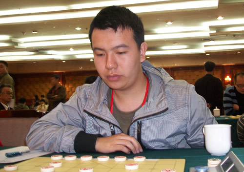 图文-象棋个人赛次轮现场 陈卓一丝不苟对局