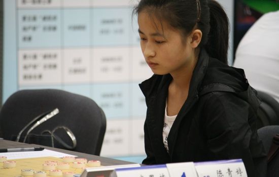 图文-威凯杯象棋赛第四轮现场 陈青婷婉约气质