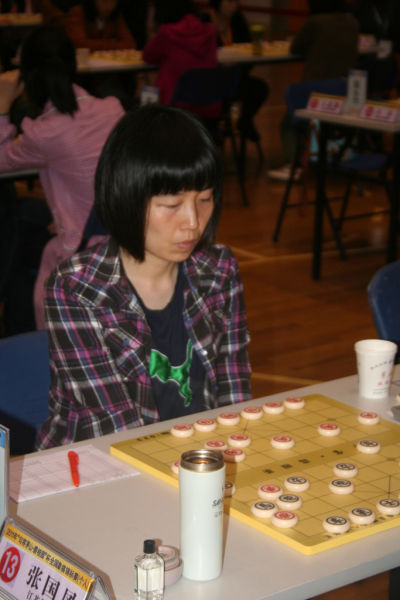 图文-象棋个人赛第10轮现场 欧阳琦琳在比赛中