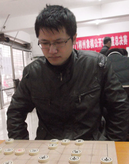 图文-郴州年度象棋总决赛首日 曾琦帅哥本色_