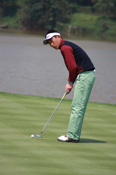 中国职业高尔夫球员缺乏教练岳喜峰靠自学成才
