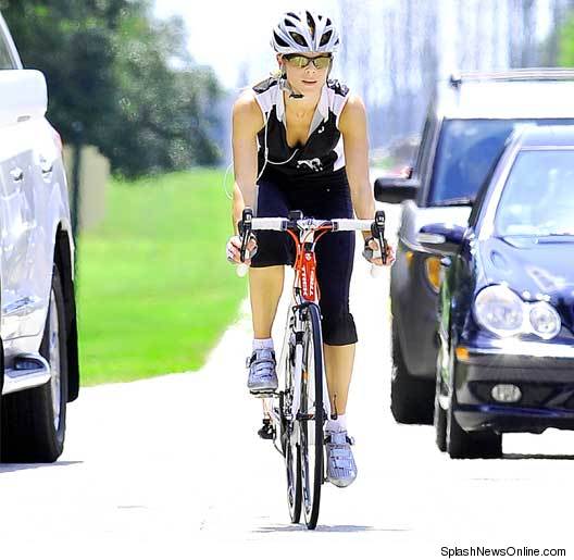 艾琳骑自行车外出兜风 心情轻松身上没有耐克