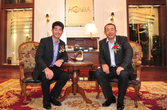 梁文沖（左）和HONMA董事長劉建國在旗艦店內合影