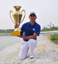 李俊锡68杆再次反超王情训中锦赛依云小镇杯赢首胜