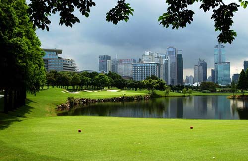 图文-深圳高尔夫球会高楼大厦围绕中的球场