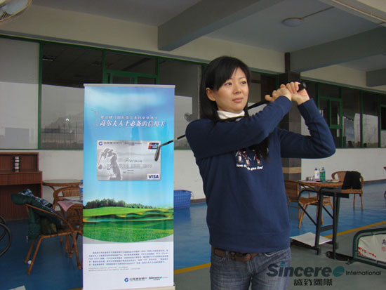 图文-建行白金卡联谊赛名师巡礼美女挥杆