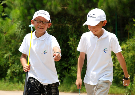图文-一戎衣青少年高尔夫夏令营 两员小将有说