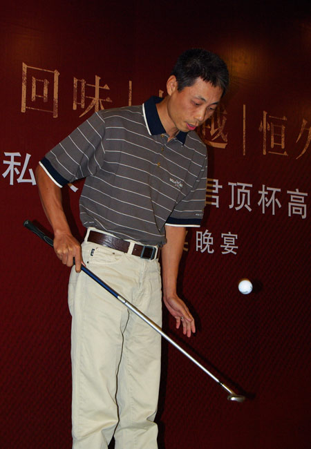 图文-招行君顶杯加州水郡站 趣味横生颠球游戏