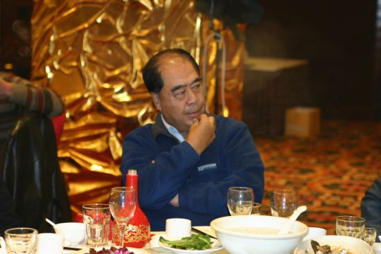 图文-老兵俱乐部迎新晚会 嘉宾酒足饭饱_综合体育_新浪竞技风暴_新浪网