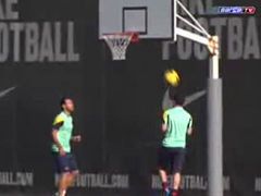 视频-梅西再展篮球功夫 头球接力打板入筐很轻松