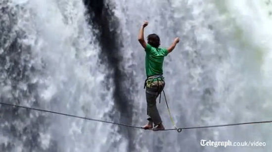 视频-2名勇者走绳成功横跨维多利亚大瀑布