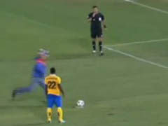 视频-阿萨莫阿被砸饭碗 球迷冲入场内抢射点球