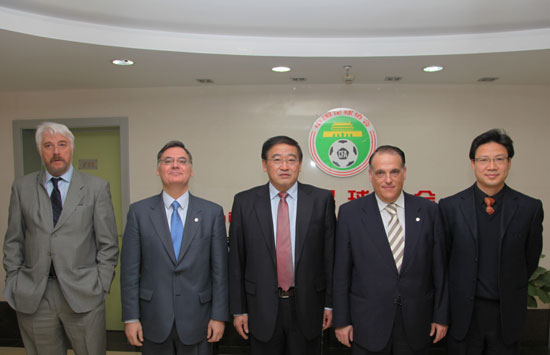 韦迪,副主任林晓华,在中国足协会见了以西班牙职业足球联盟副主席
