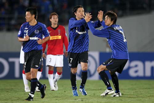 图文-2008亚冠联赛半决赛赛况队员击掌庆祝得分