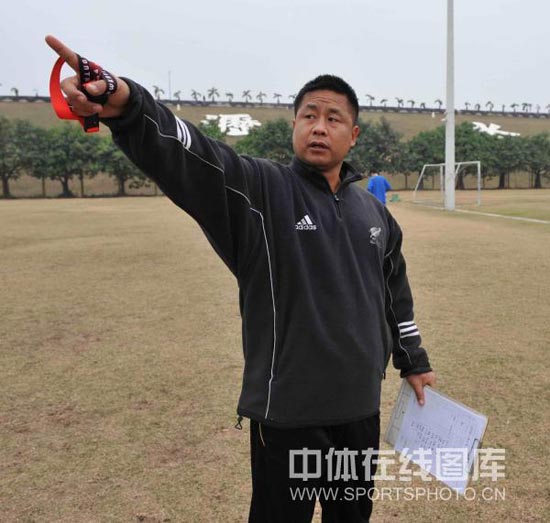 图文-深圳足球队牛年第一练 主教练范育红指挥
