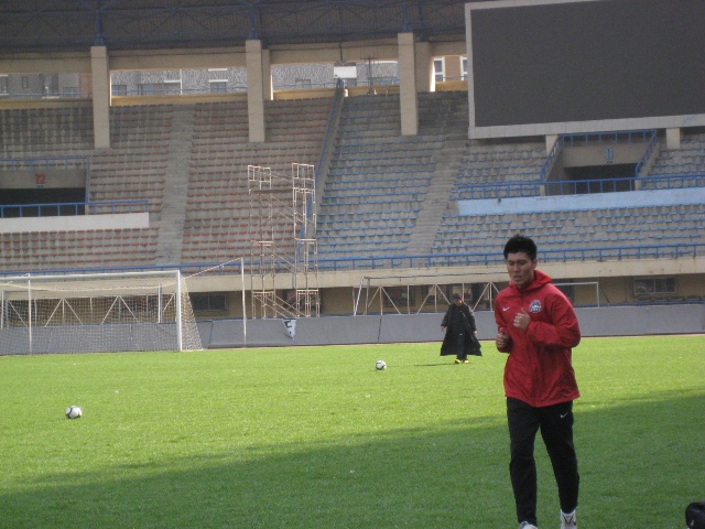 图文-河南建业踩场热身 宋泰林慢跑热身疗伤_