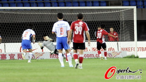 图文-[中超]辽宁VS山东 陈兴主罚点球破门_国内