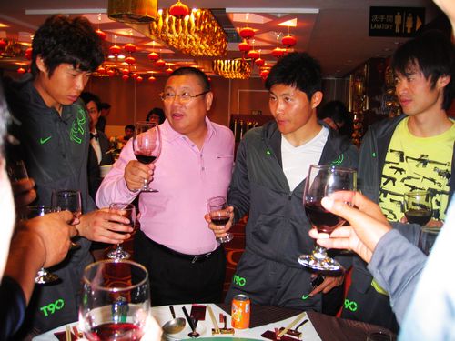 的某鱼翅酒家举办了庆功宴,宴席上,总经理李广益与队员们举杯共庆,并