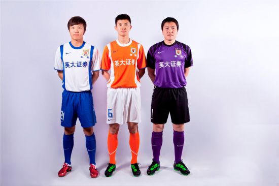 图文-山东鲁能新赛季球衣发布球员代表现场合