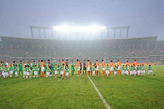 图文-北京国安迎战山东鲁能 双方赛前相互握手