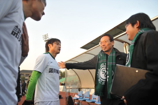 图文-冈田武史督战杭州热身赛 会见汪嵩和杜威