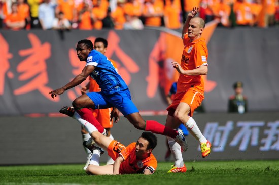 图文-[中超]贵州1-2河南 卡通戈与贵州队球员拼