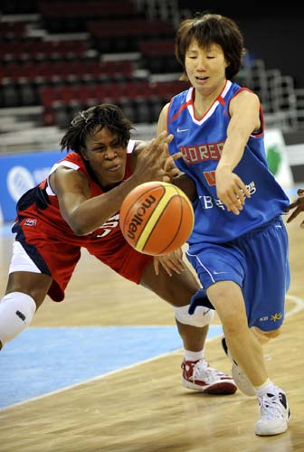 图文-国际女篮邀请赛美国胜韩国 金英玉突破受