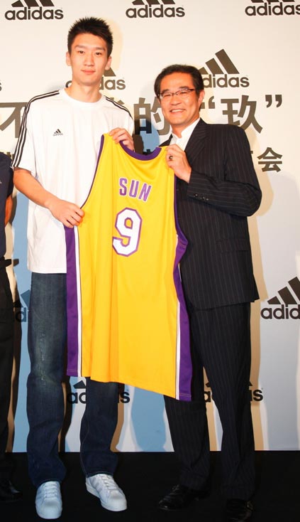 Lakers sign Sun Yue - Eurosport