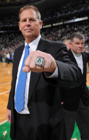 图文-NBA总冠军颁奖凯尔特人经理带上总冠军戒指