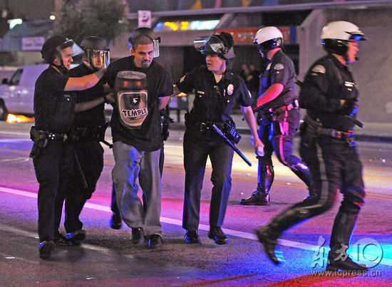 图文-洛杉矶球迷庆祝湖人夺冠 警方带走闹事者