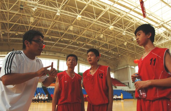 图文-特殊教育学校聋人篮球联赛 教练手语讲解