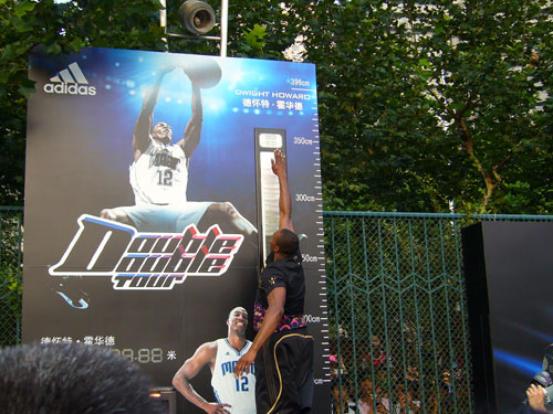 图文-双D行动上海最后一站 魔兽原地起跳摸高3米5_篮球-NBA_NIKE新浪竞技风暴_新浪网