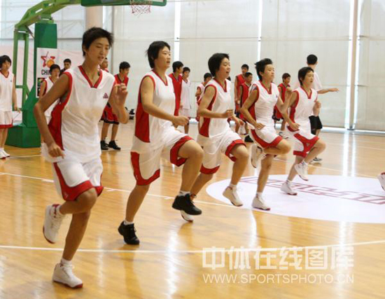 图文-2009斯杯篮球训练营昆山开营 体能训练环
