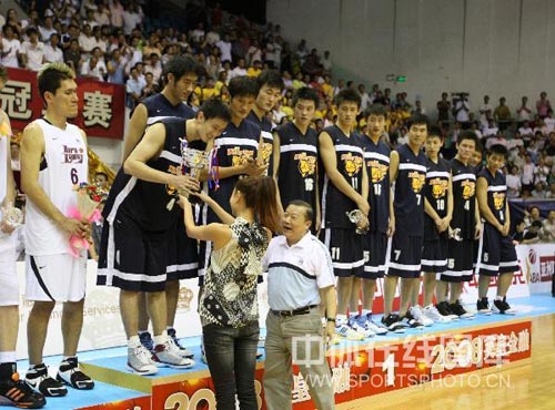 资料图-广东宏远征战08年男篮亚俱杯 领取冠军