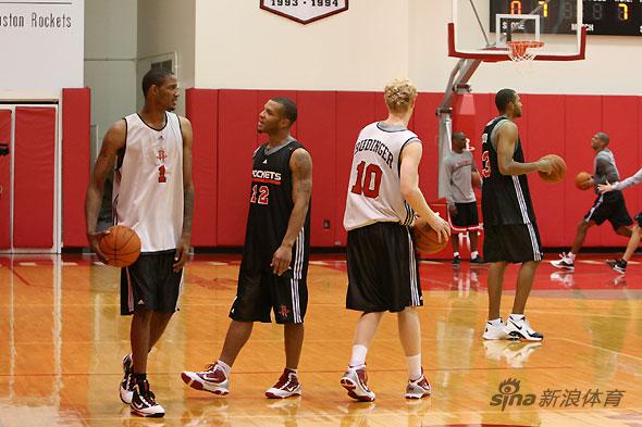 图文-火箭队训练麦蒂亮相 康罗伊成阿里扎跟屁