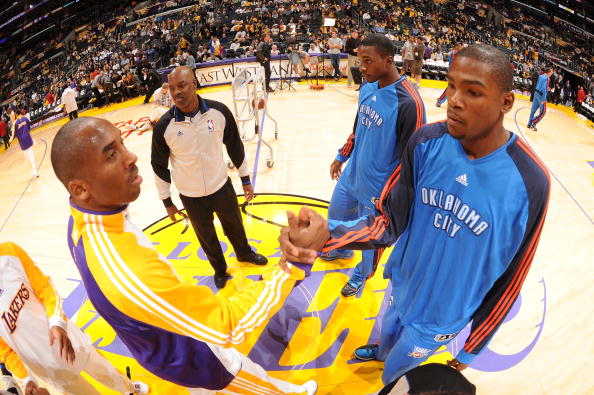 图文-[常规赛]雷霆vs湖人 科比与杜兰特互致问候