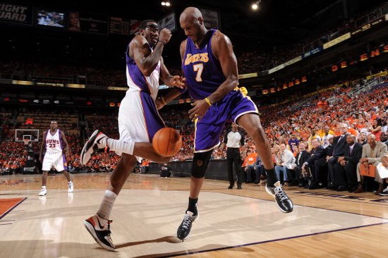 图文-[季后赛]湖人VS太阳 这球出界到底算谁的